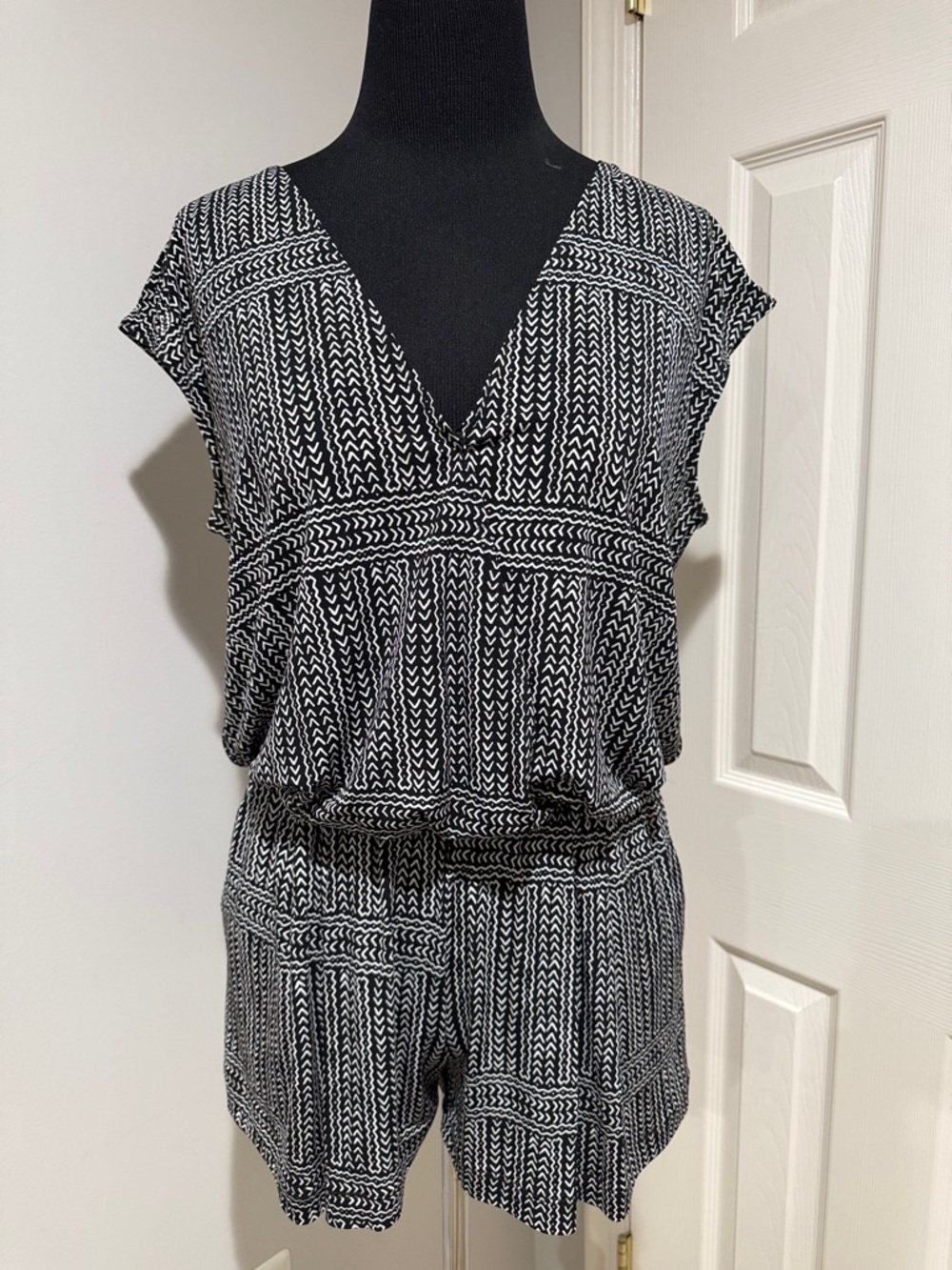 BCBGeneration Black & White Sz S Geometric V-Neck Romper stretchy